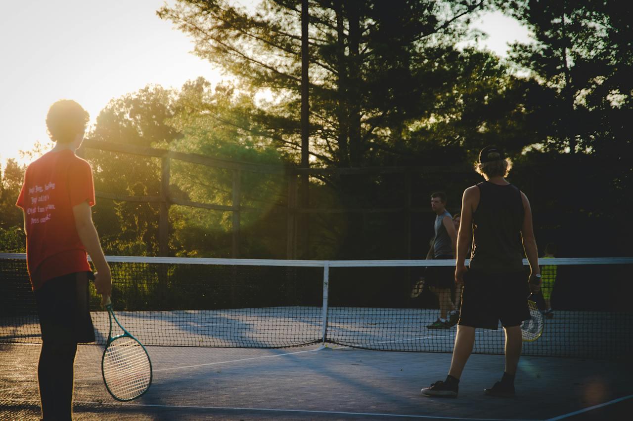 Cuatro jugadores jugando al tenis.