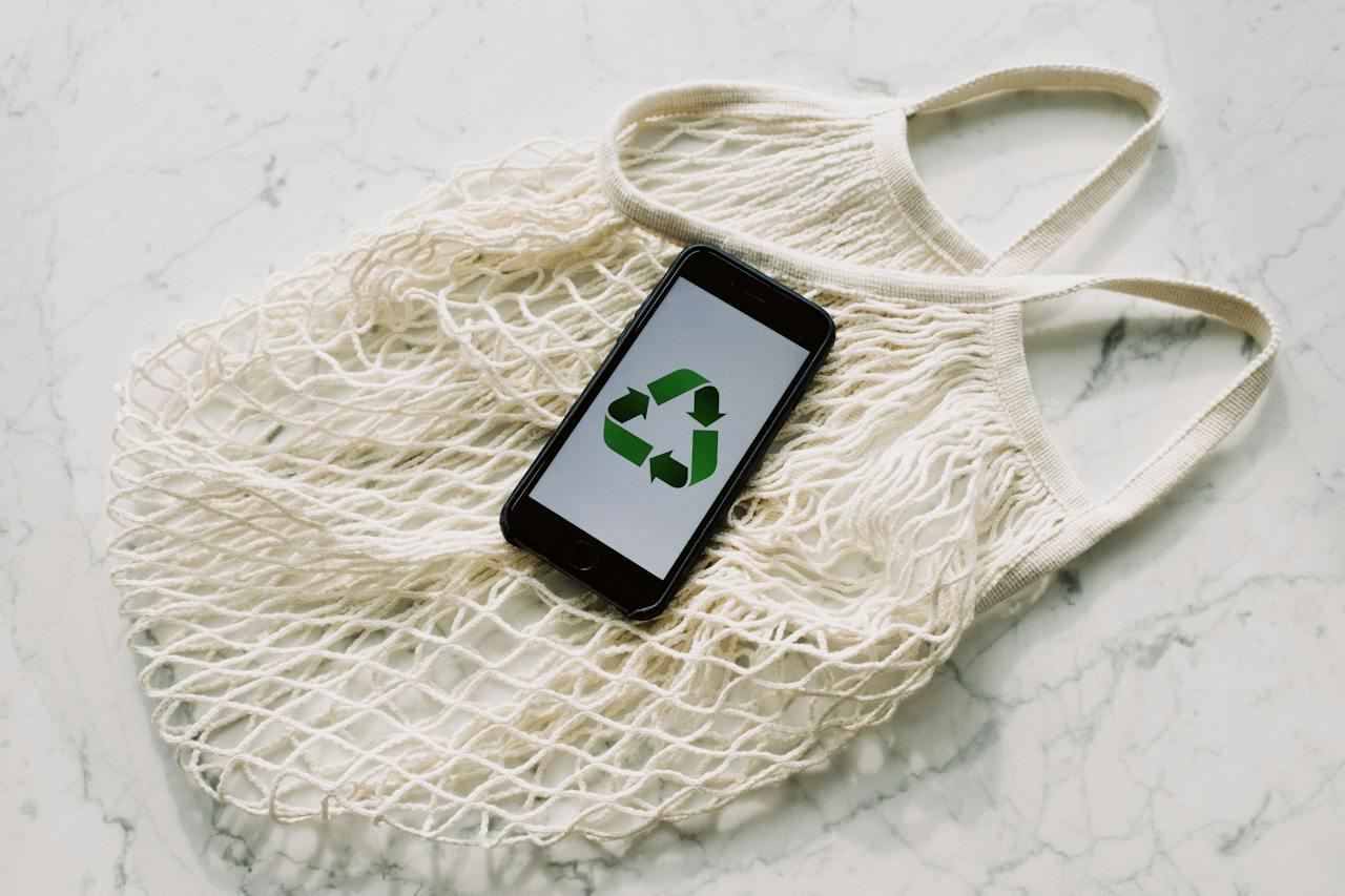 Bolso reciclable y celular con el simbolo