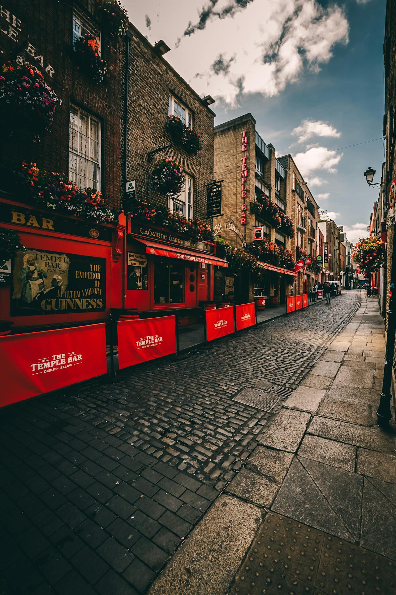 Bar rojo en calle de adoquines.