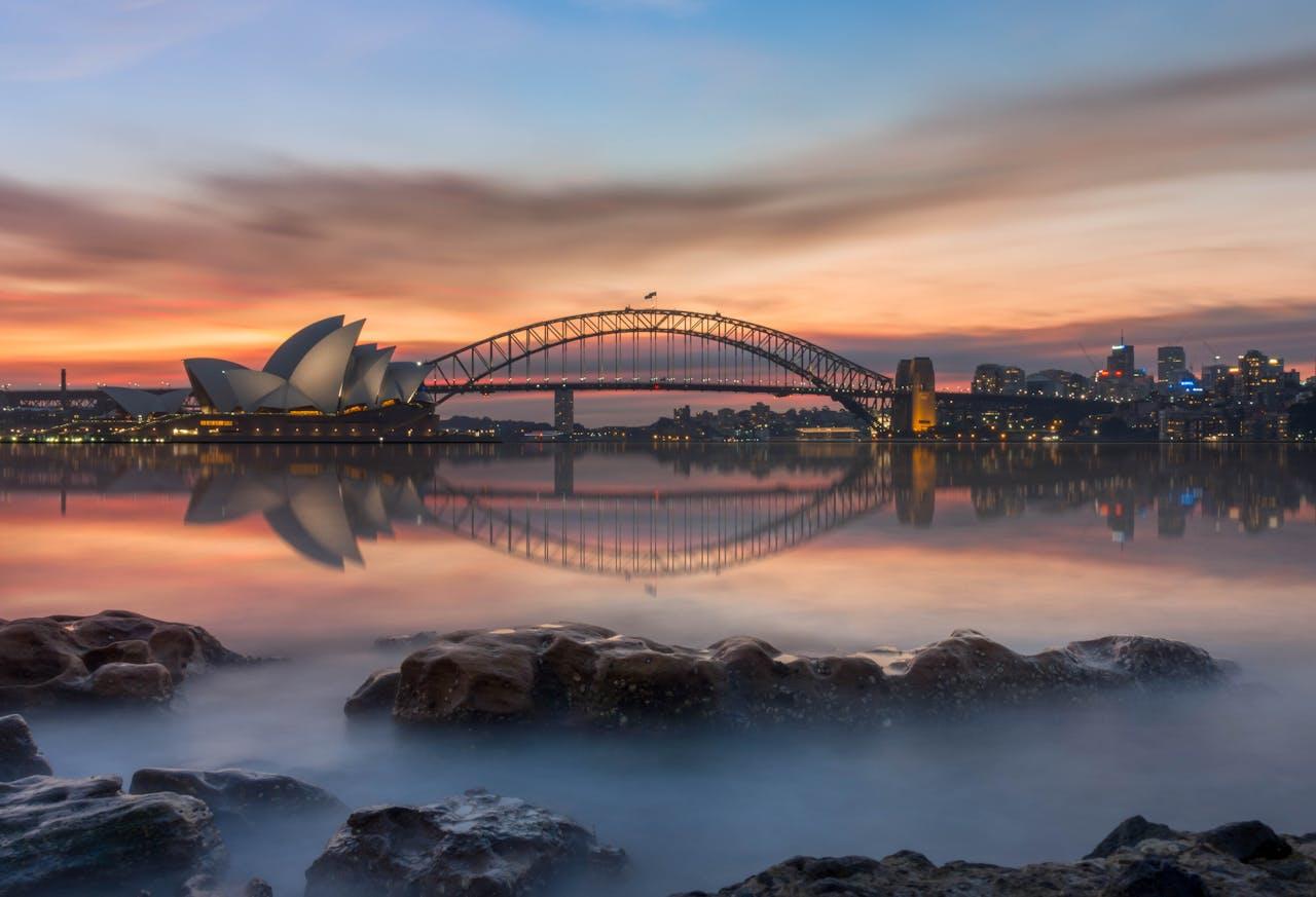 Puente y edificio blanco sobre el agua.