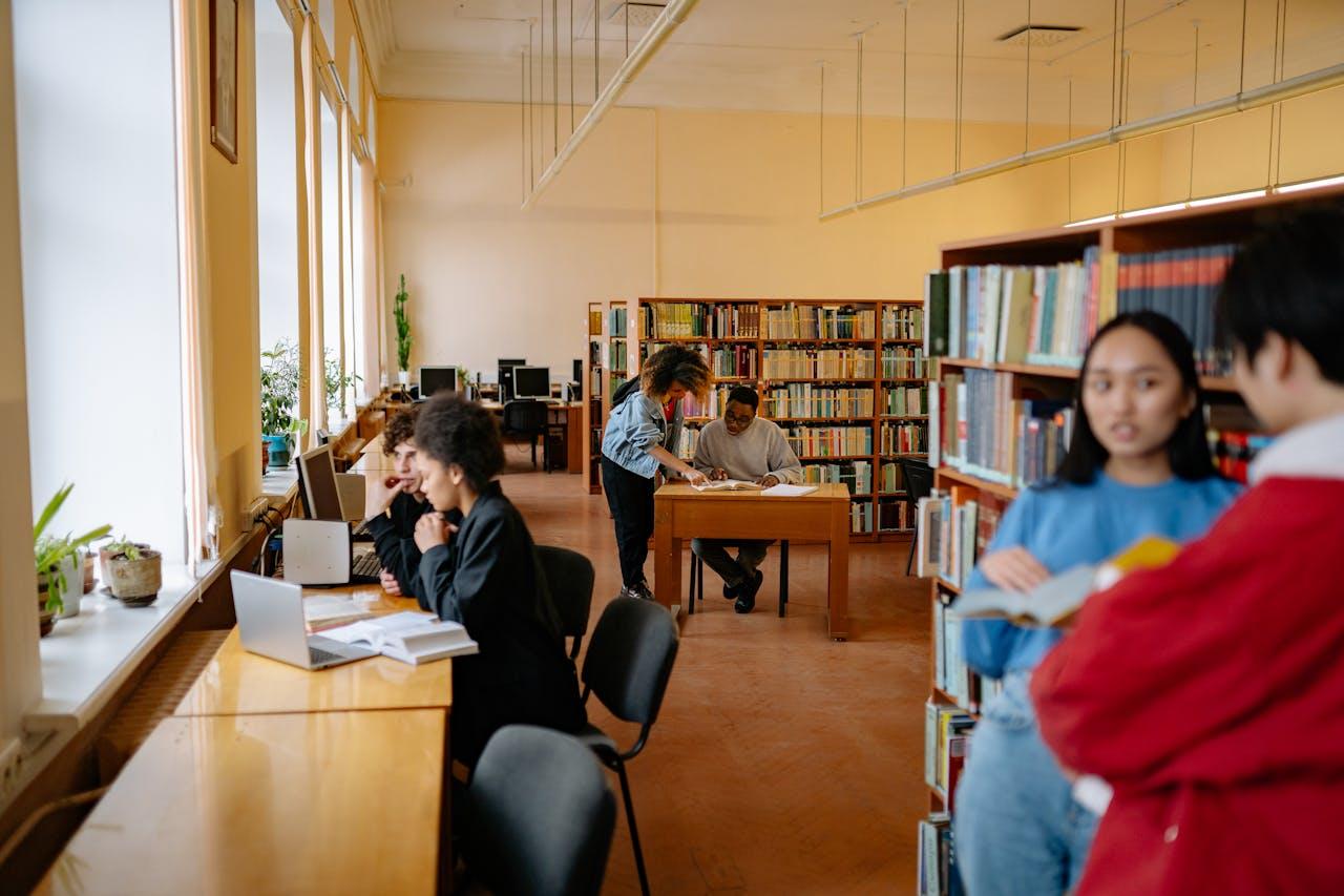 Personas estudiando en la biblioteca.