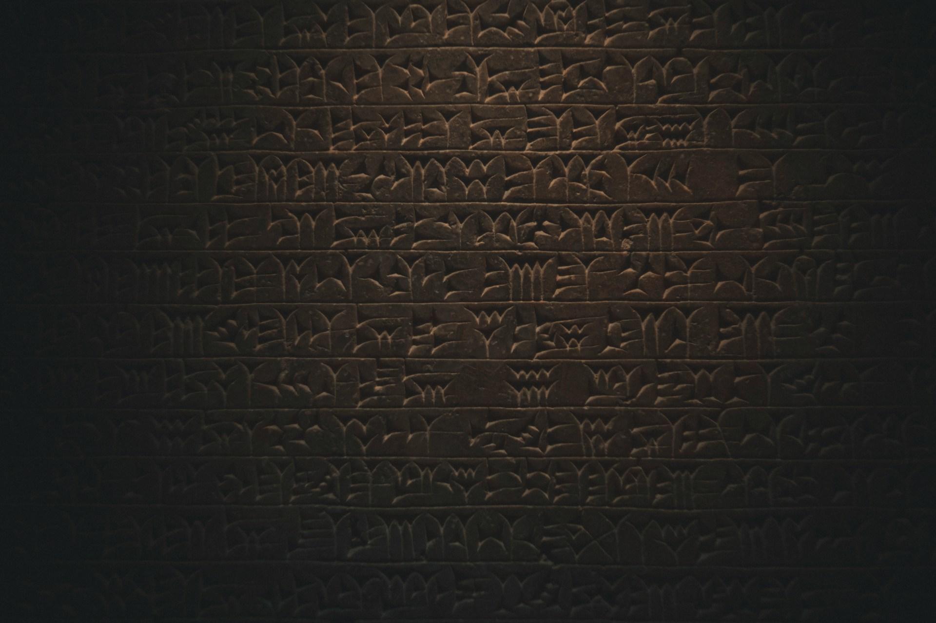 Piedra tallada con figuras. 