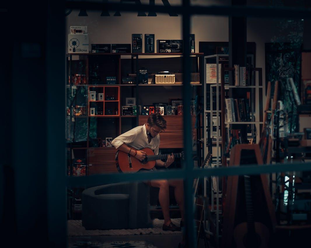 Hombre sentado tocando la guitarra
