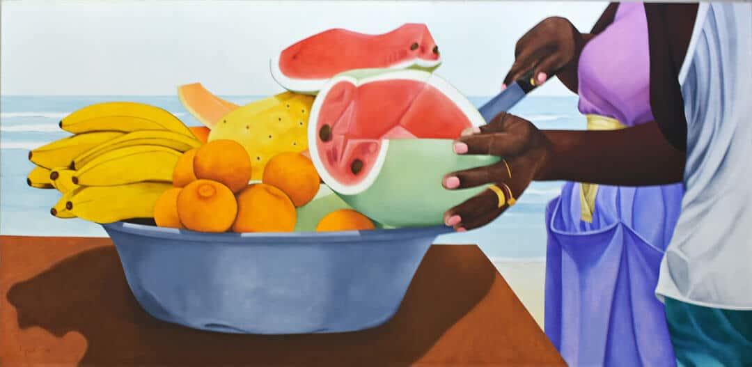 Pintura de manos tomando frutas sobre una palangana gris. 