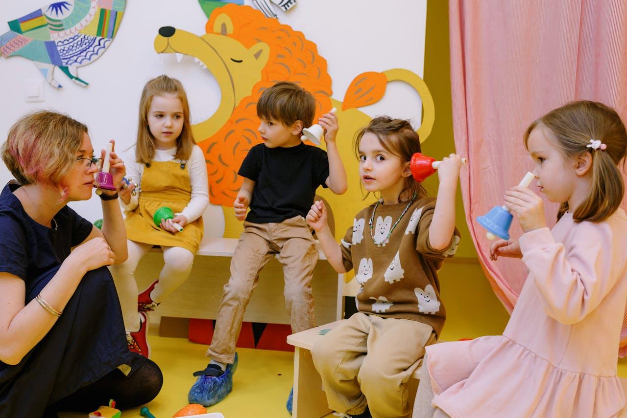 Niños con instrumentos musicales