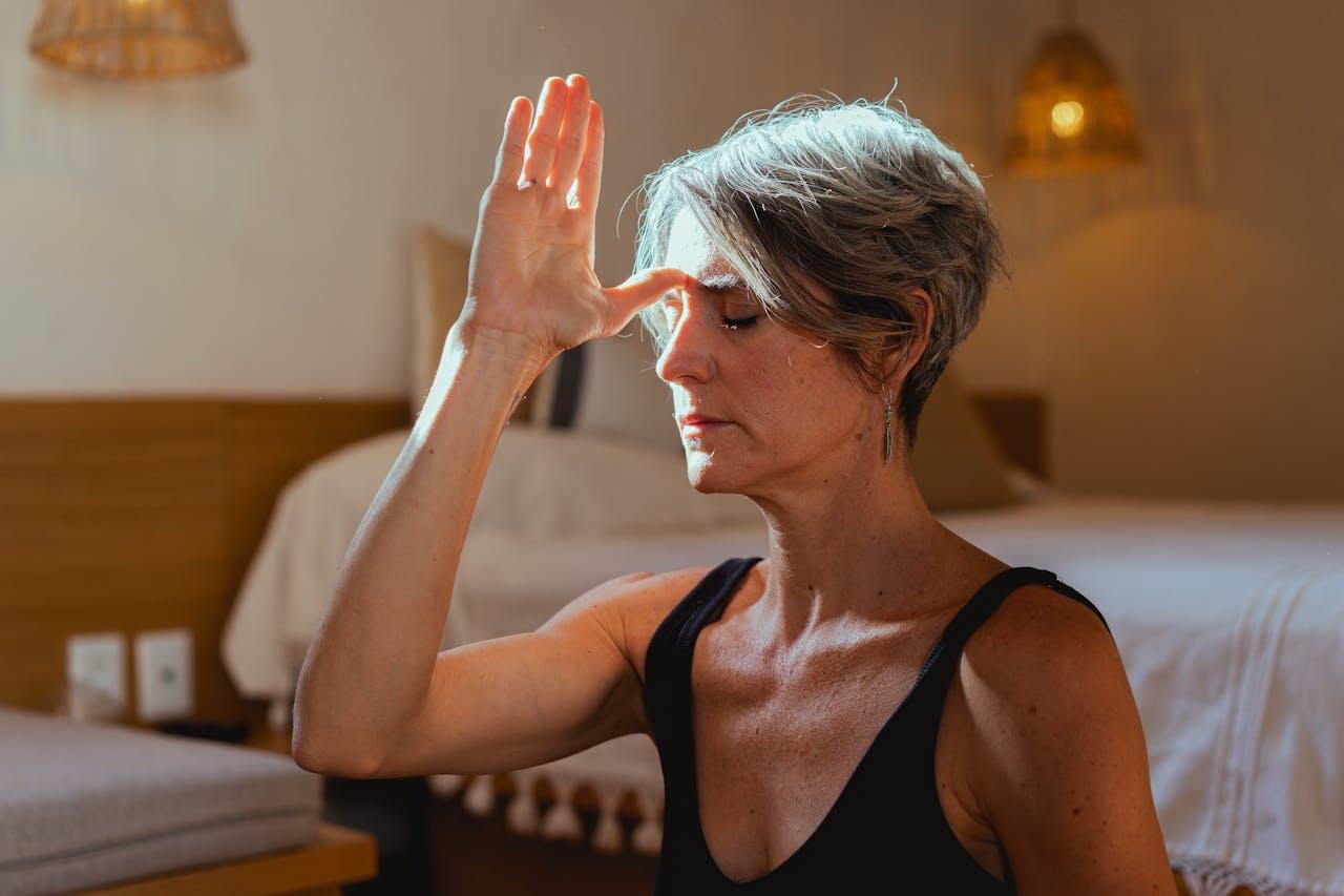 Mujer realizando ejercicios para mejorar la postura