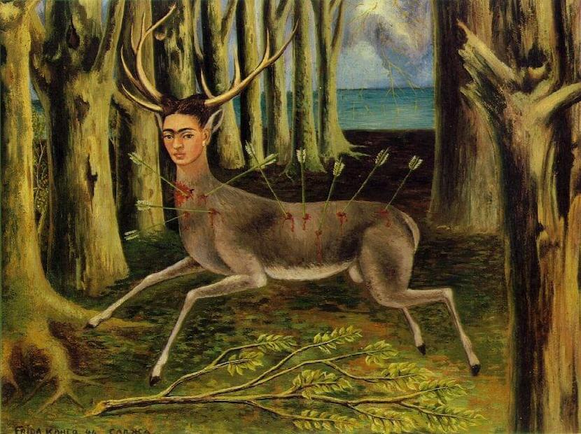 Pintura de venado con cabeza humana y flechas clavadas, corriendo en el bosque. 
