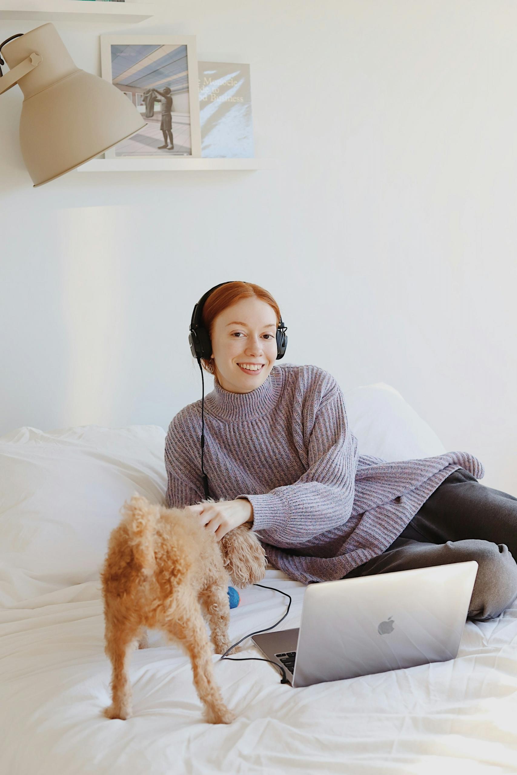 Mujer en la cama con auriculares puestos.