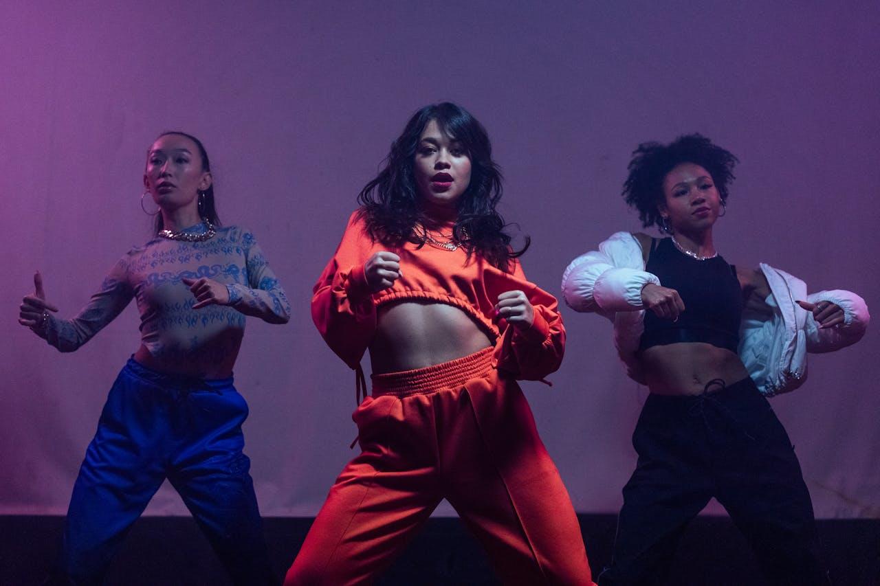Tres mujeres bailando.
