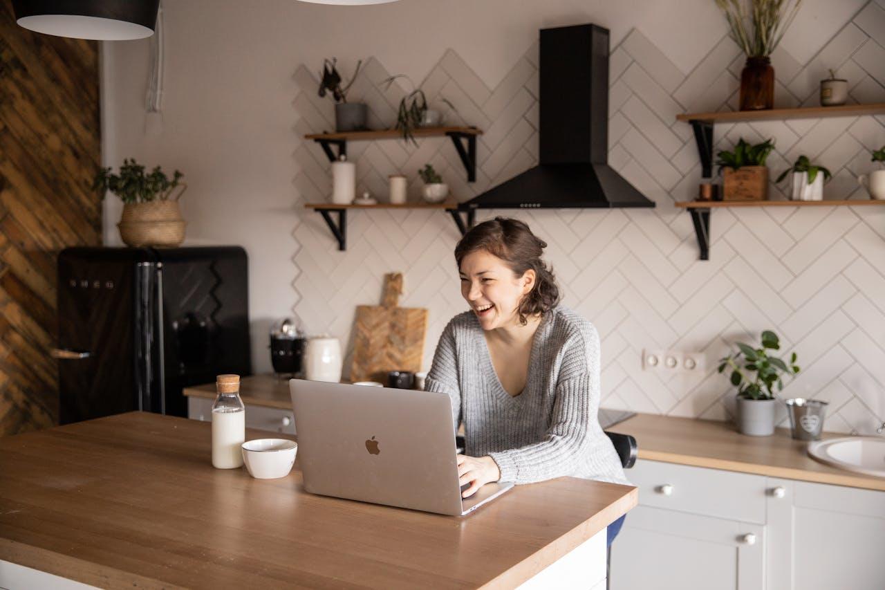 Mujer sonriente frente a la computadora.