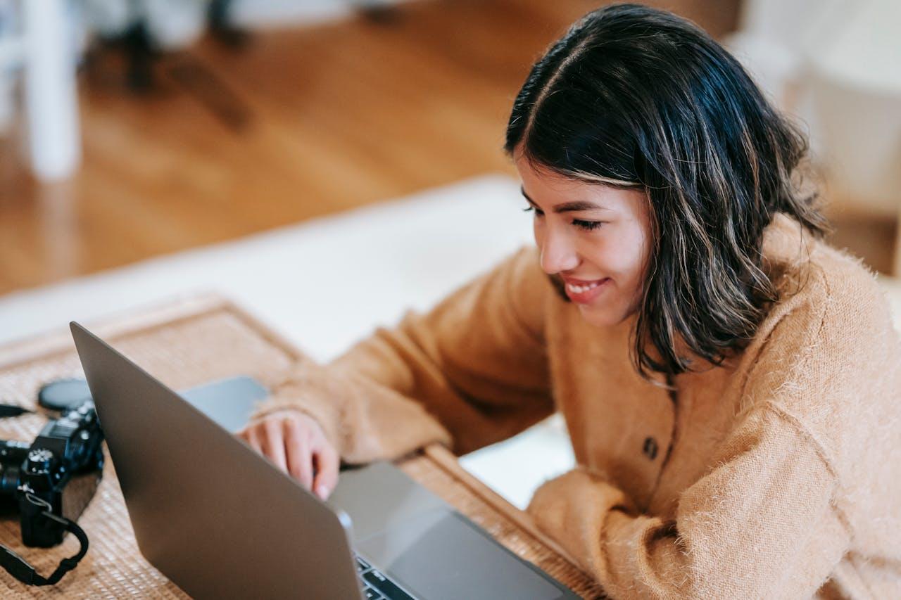 Mujer miranda pantalla de computadora.