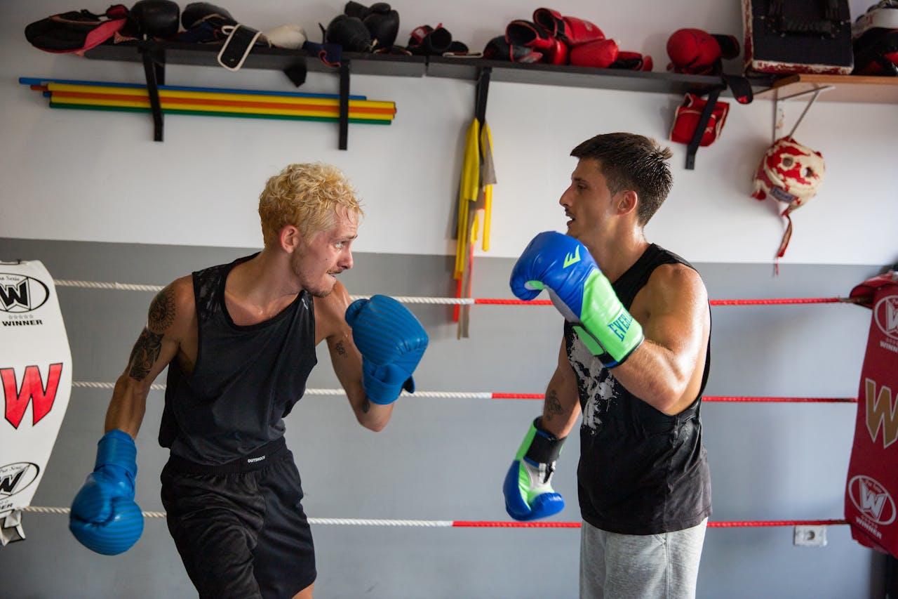 Dos hombres enfrentados con guantes de boxeo.