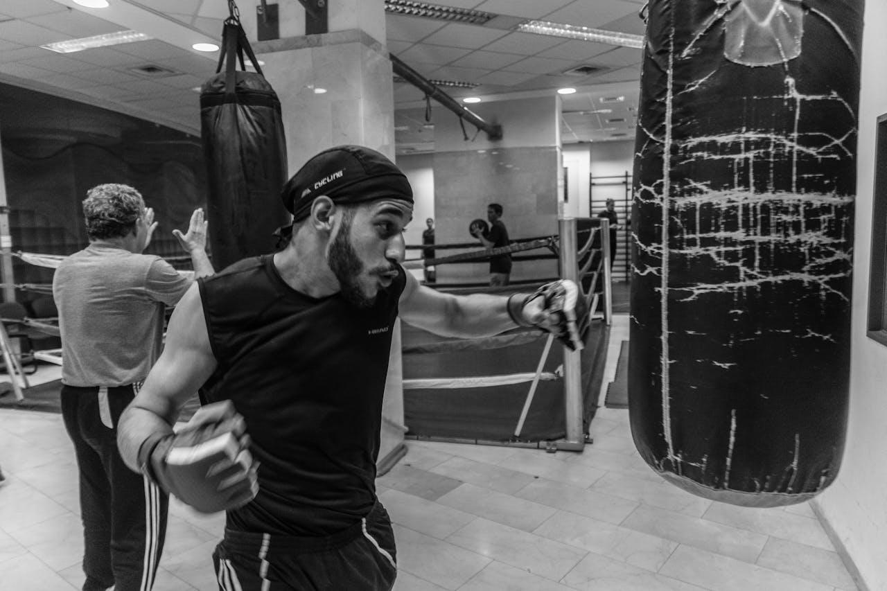 Hombre golpeando un saco de boxeo.
