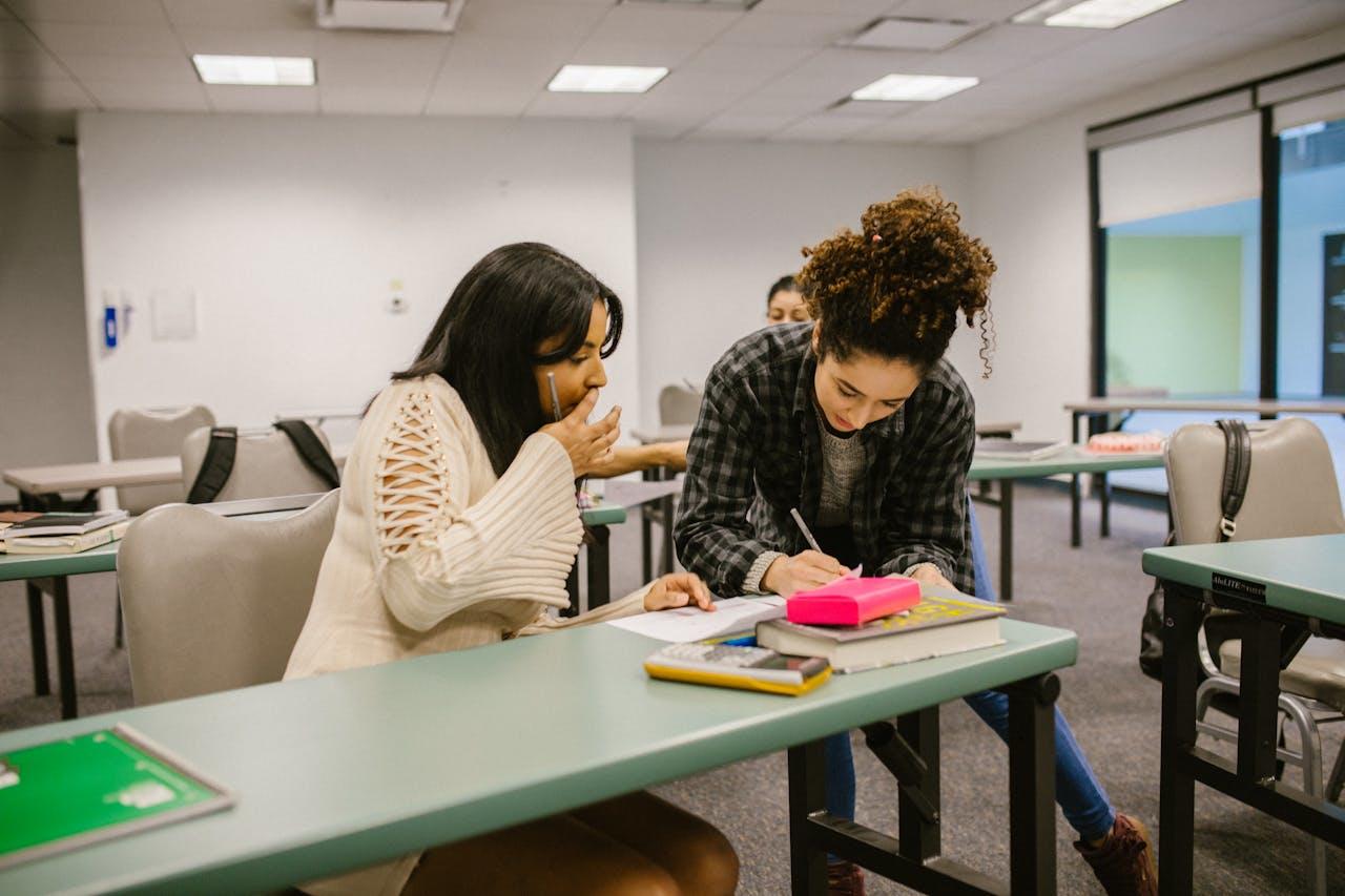 Dos mujeres estudiando en la mesa.