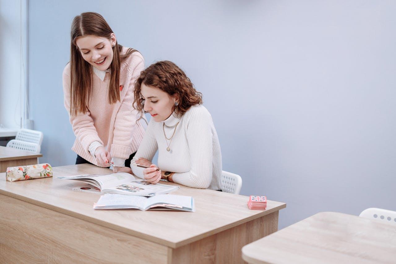 Dos mujeres con libros sobre la mesa