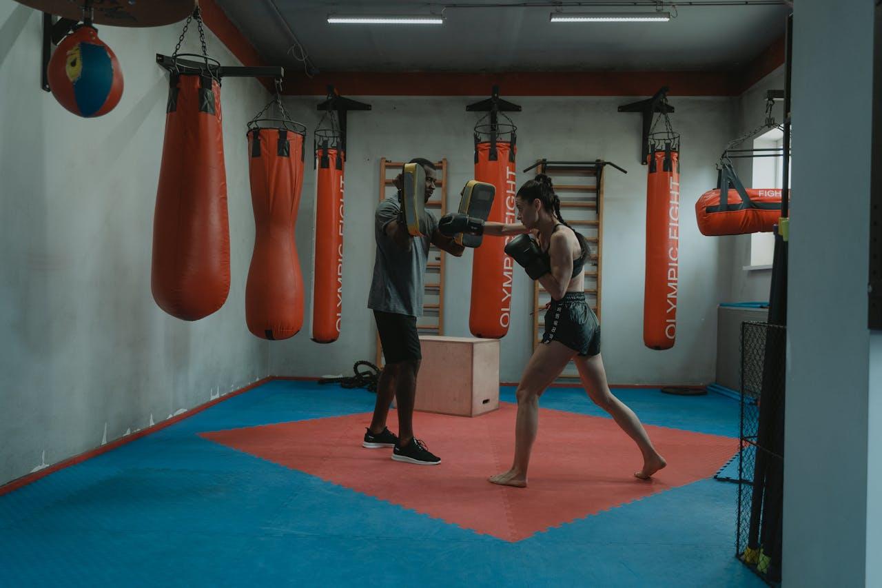 Hombre y mujer practicando boxeo.