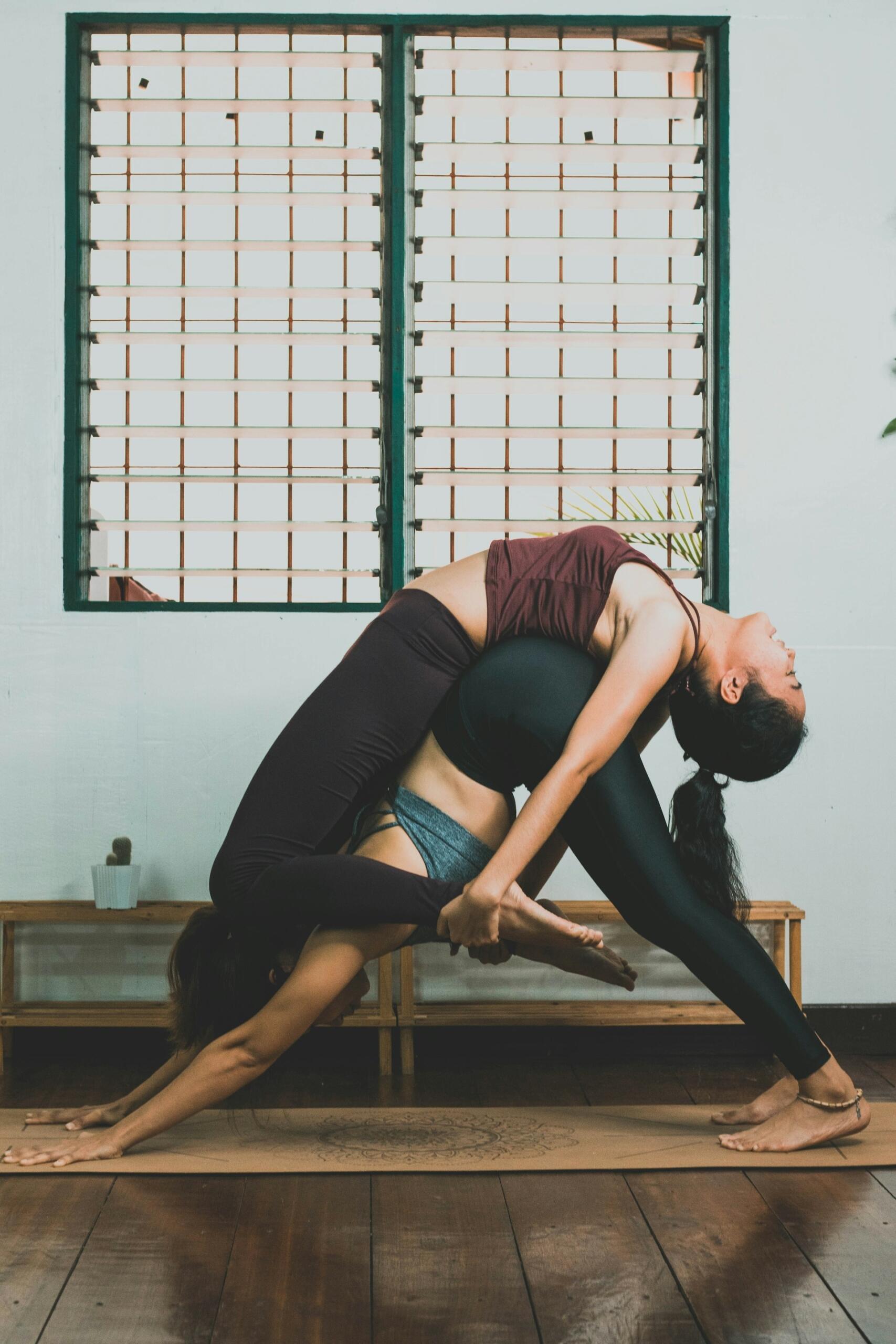 Dos mujeres haciendo una pose de yoga juntas