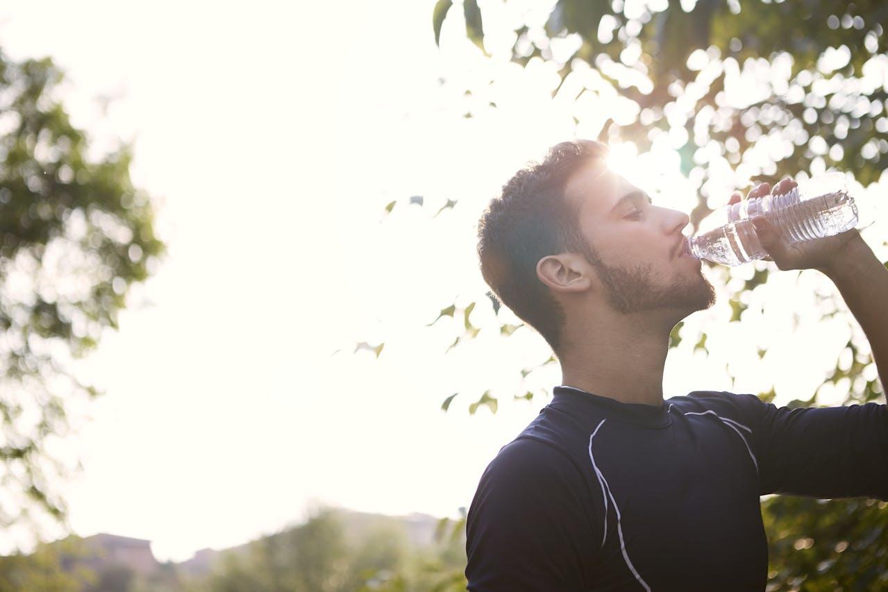 Hombre tomando agua