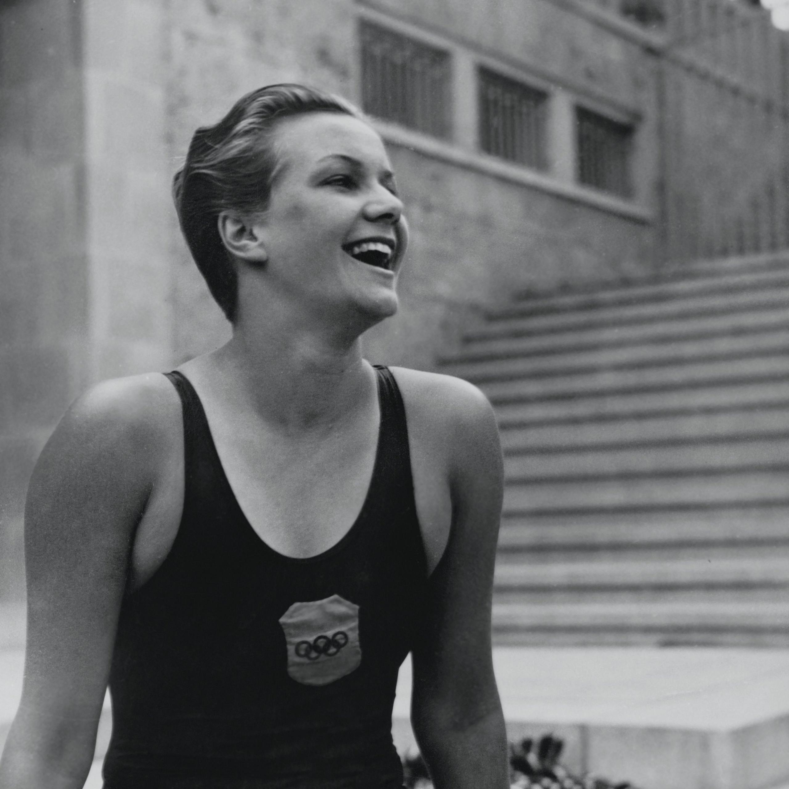 Mujer sonriendo con traje de baño.
