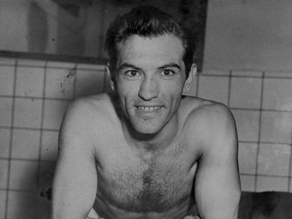 Foto en blanco y negro de hombre sonriendo.
