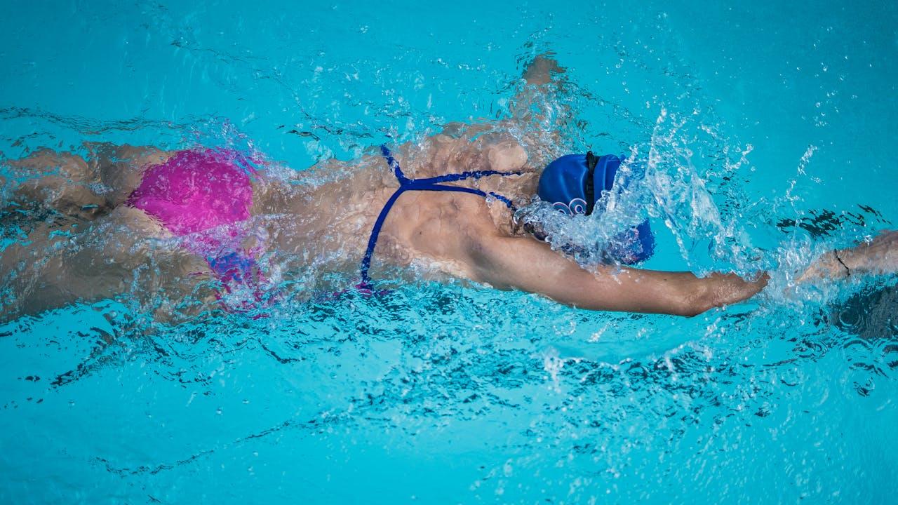 Atleta nadando en la pileta.