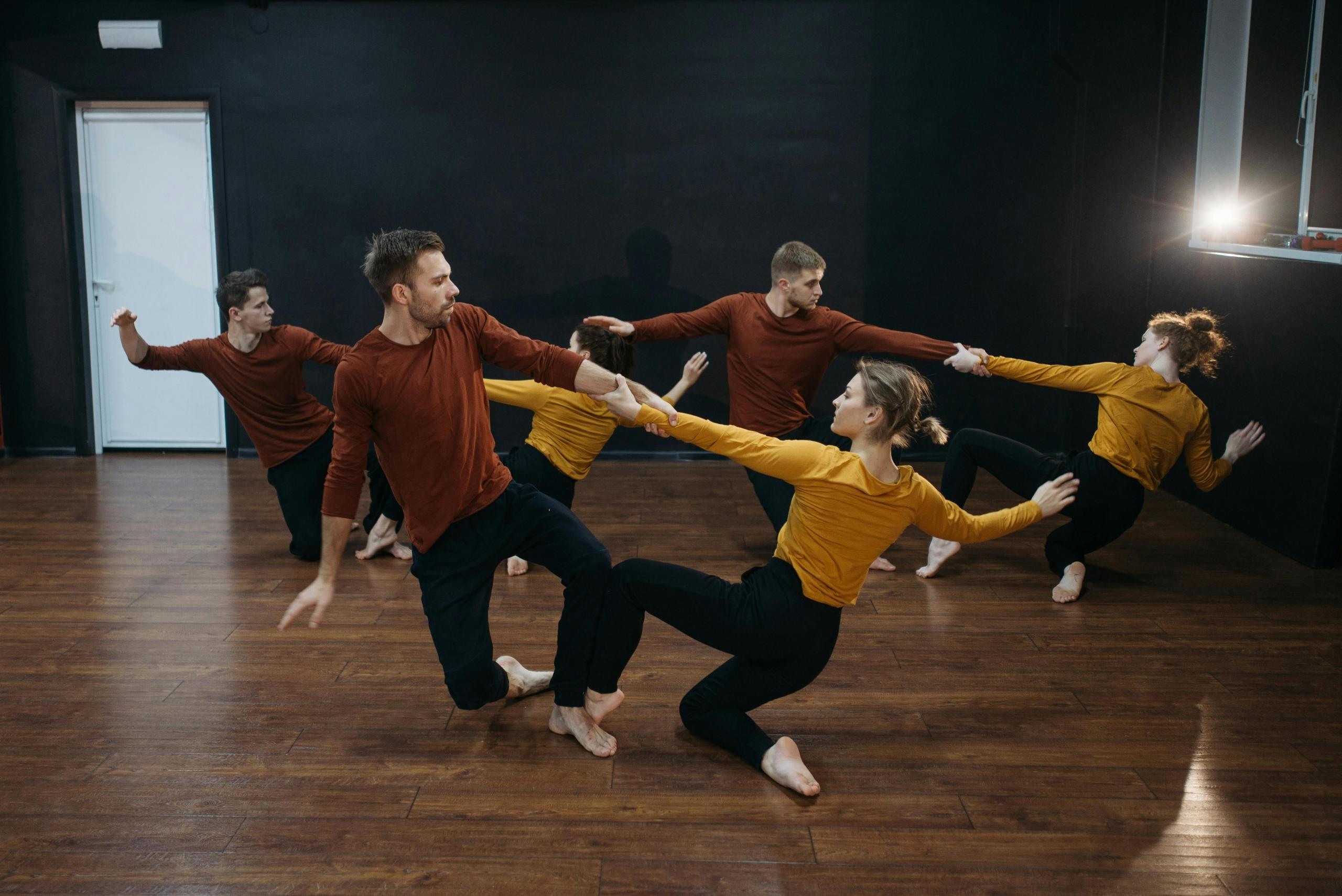 Grupo de personas bailando