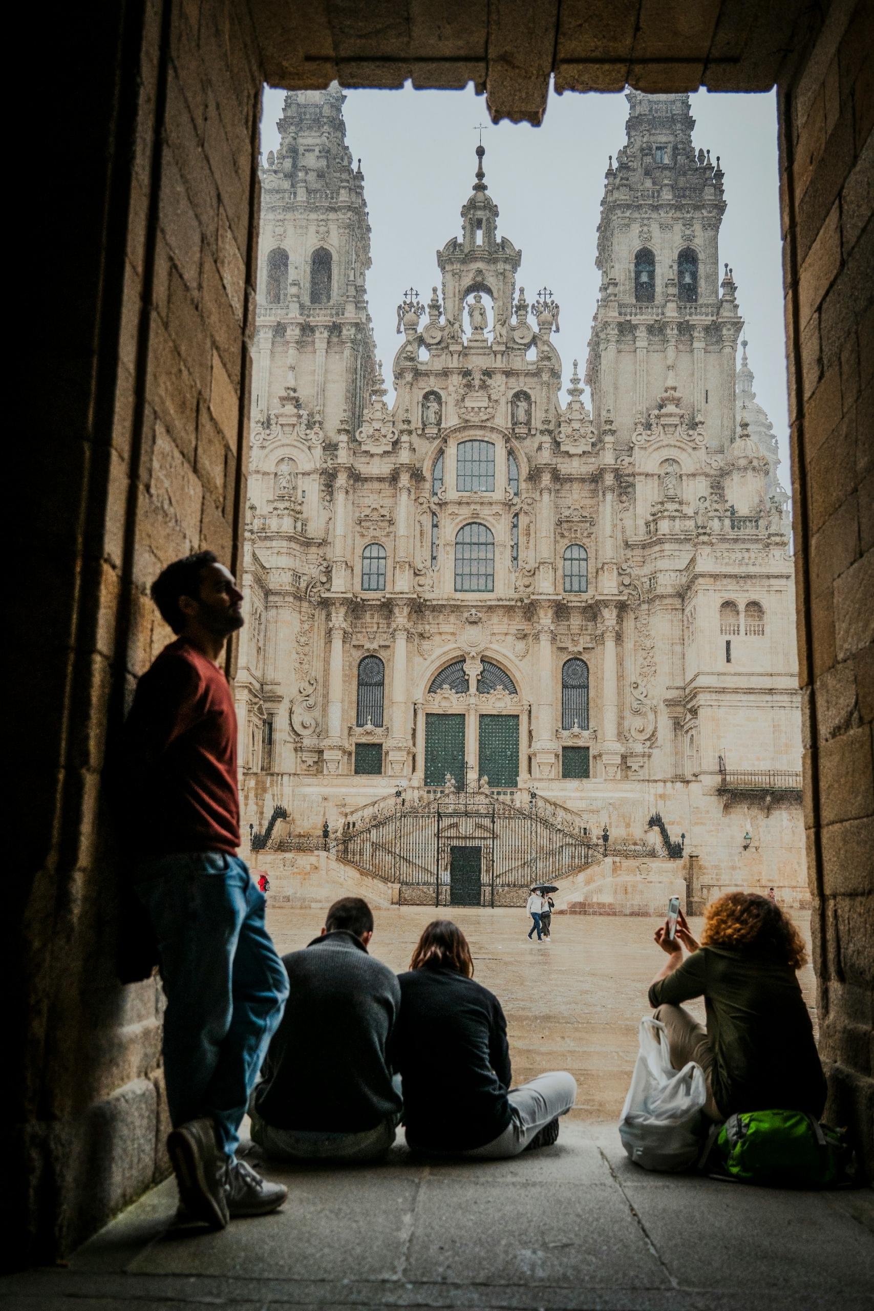 Grupo de personas frente a la Catedral de Santiago de Compostela