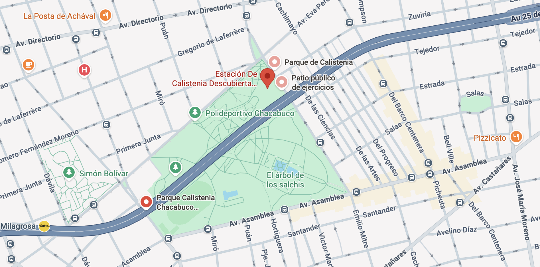Mapa del Parque Chacabuco en Buenos Aires, destacando la ubicación de sus diferentes estaciones y parques de calistenia en el interior. Fuente: Google Maps.