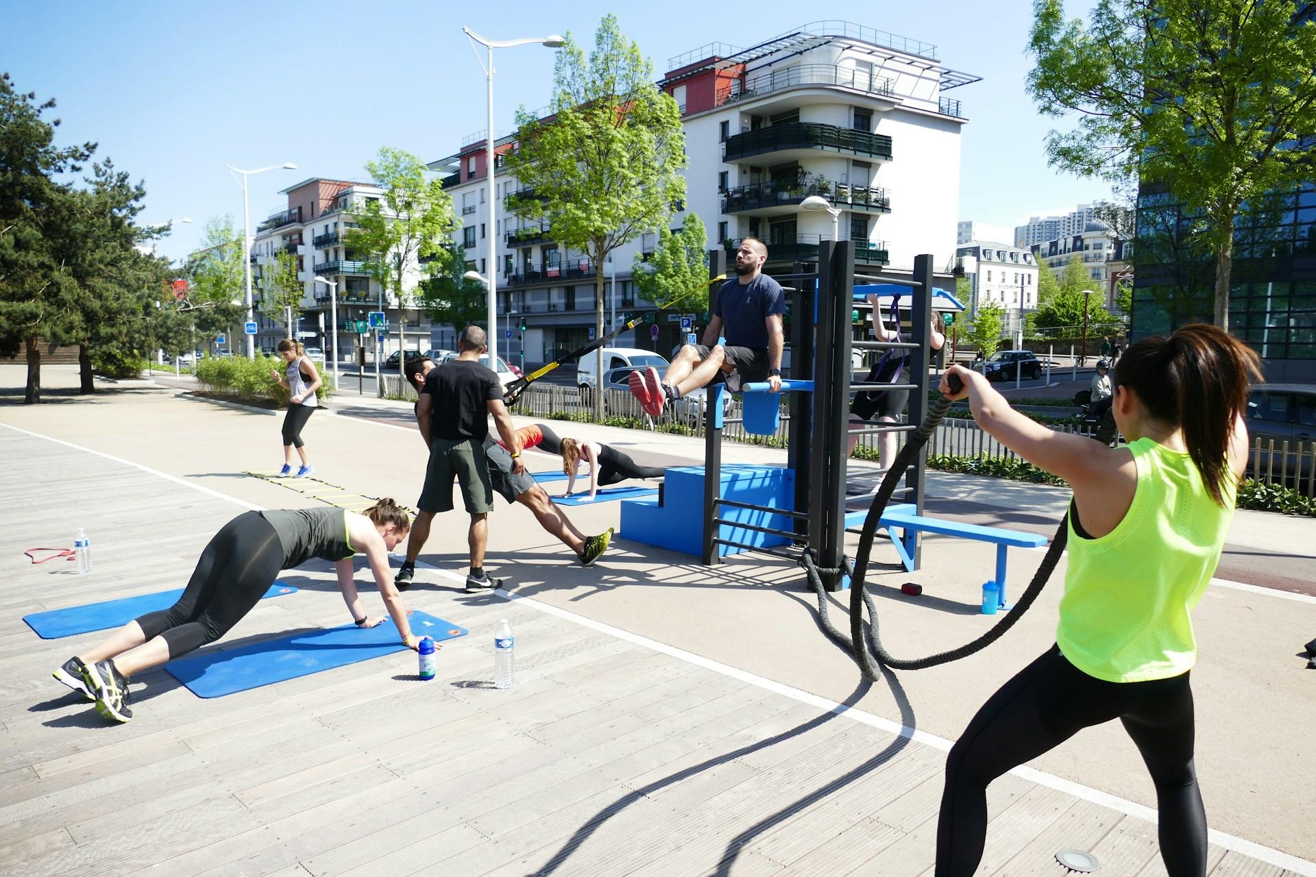 Personas entrenando al aire libre