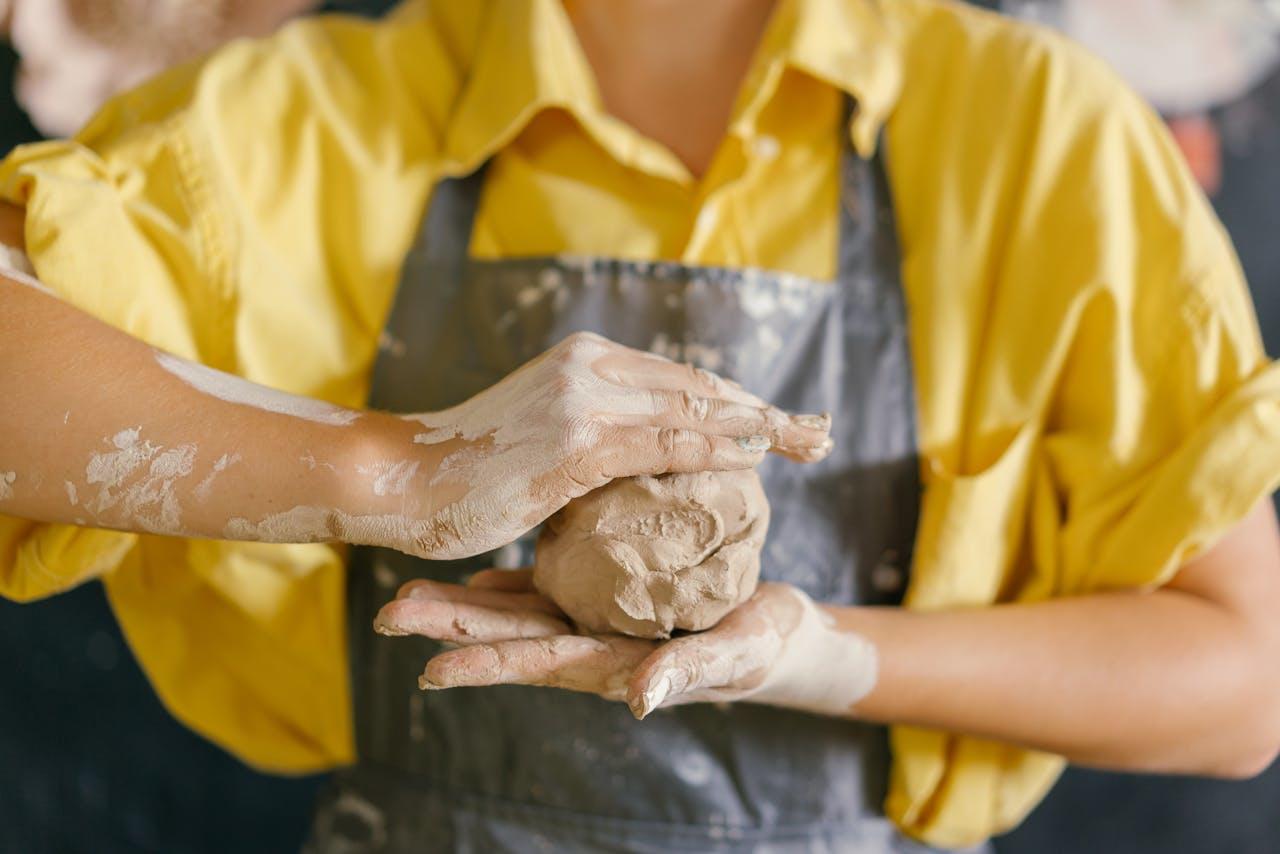 Persona trabajando con ceramica