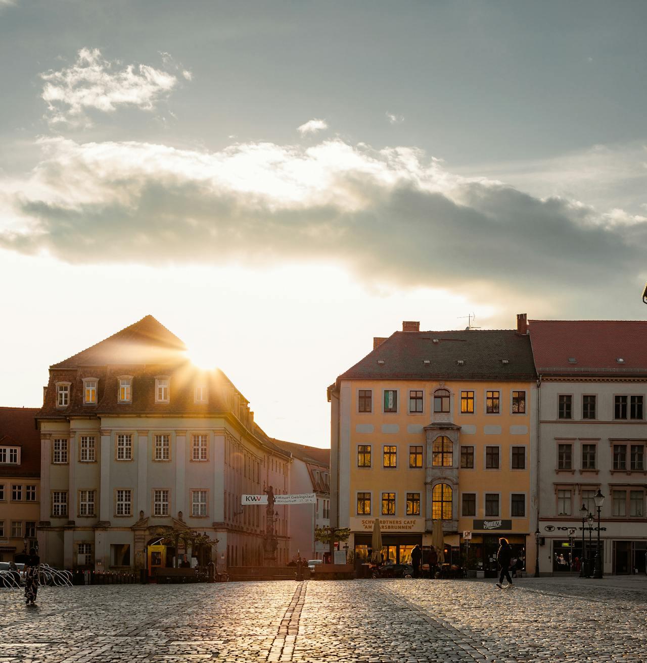 Aldea con edificios bajos en calle de piedras.