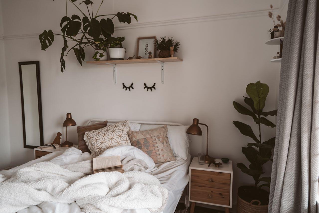 Habitación con plantas.
