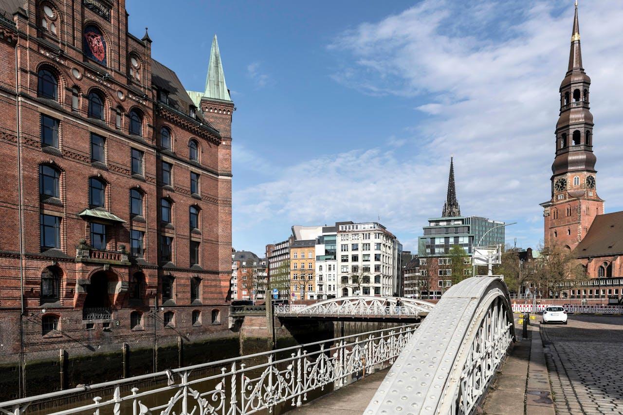 Edificios de ladrillo y puente.