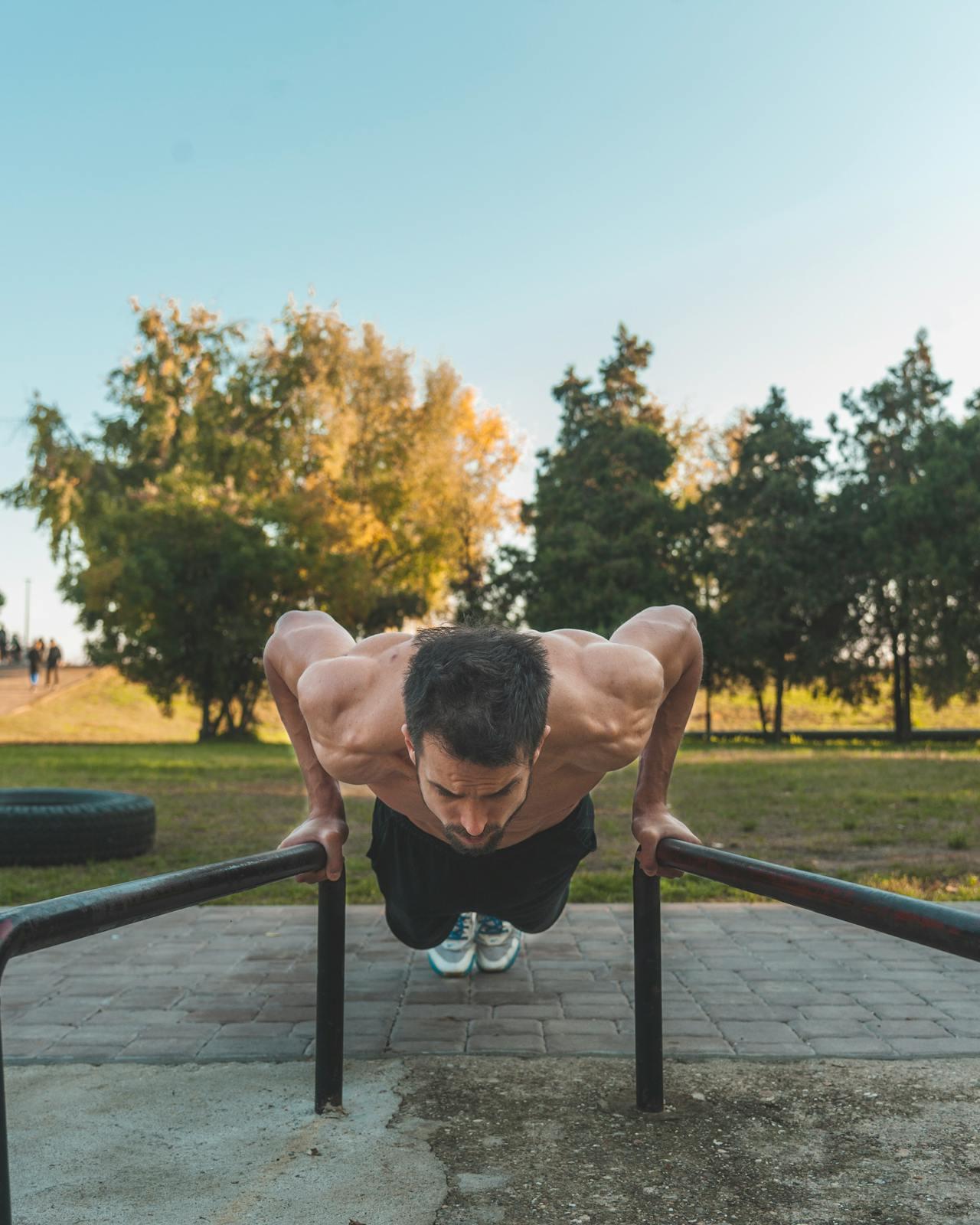 Chico entrenando al aire libre