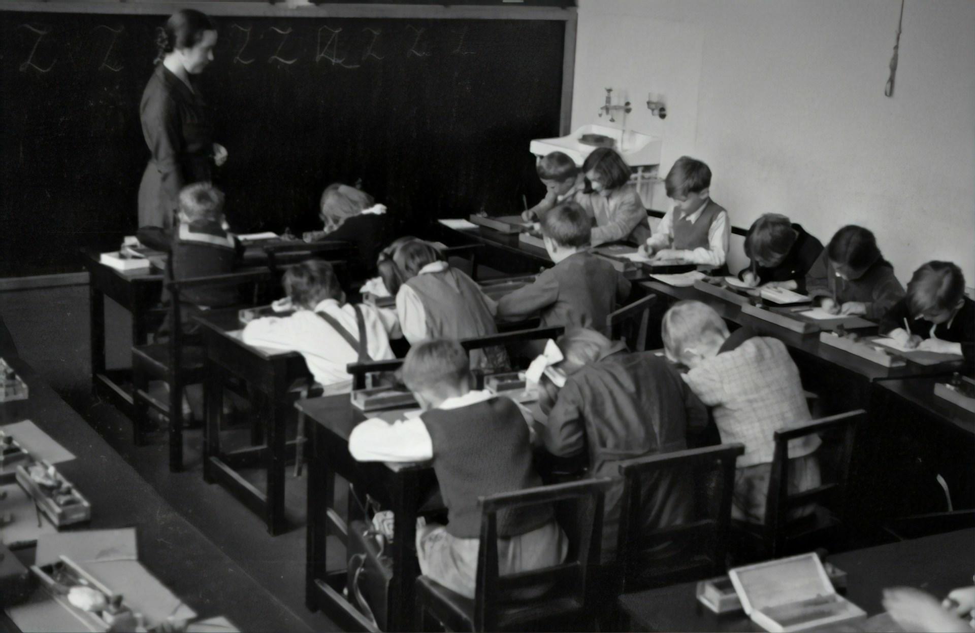 Niños sentados en el aula