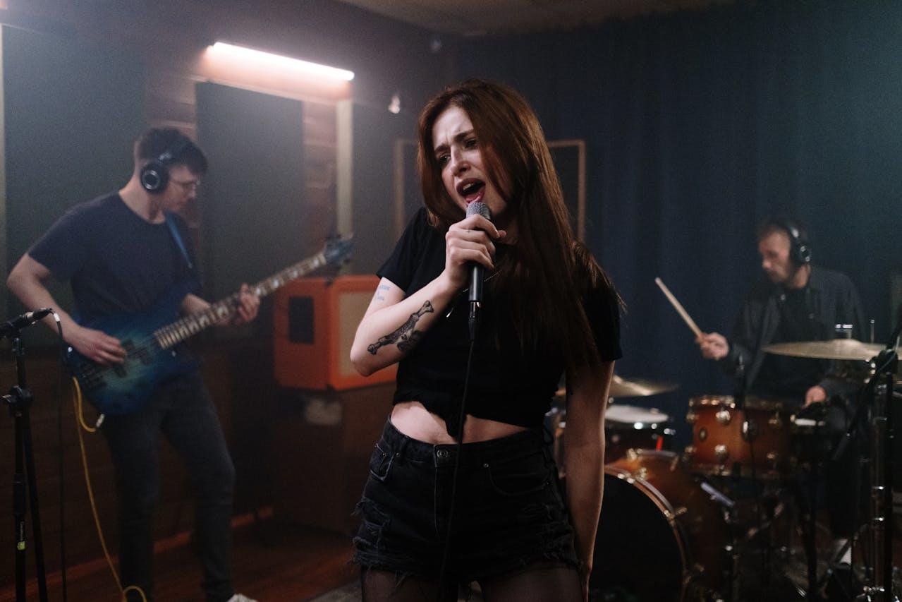 Mujer cantando con su banda