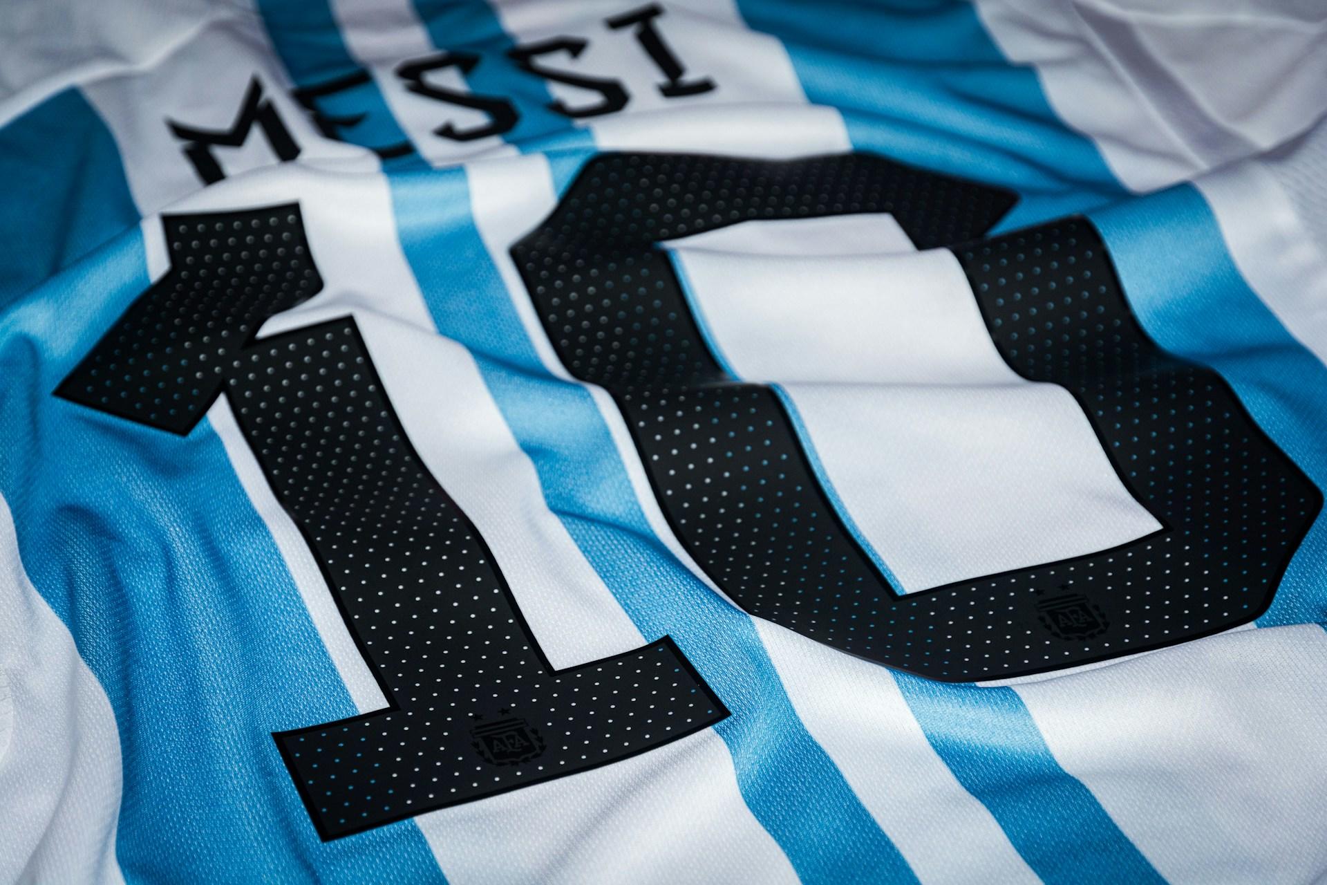 Camiseta celeste y blanca con número 10.