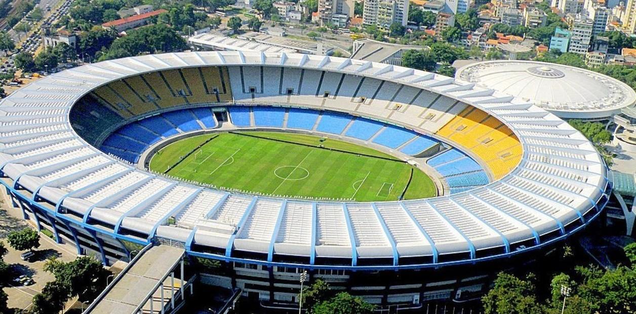 Estadio de fútbol redondo en la ciudad.