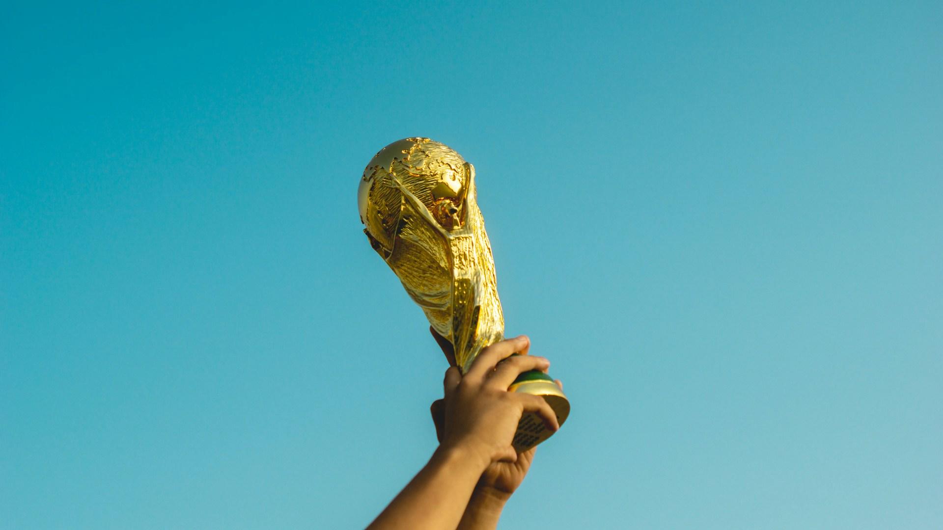 Trofeo dorado y fondo de cielo celeste.