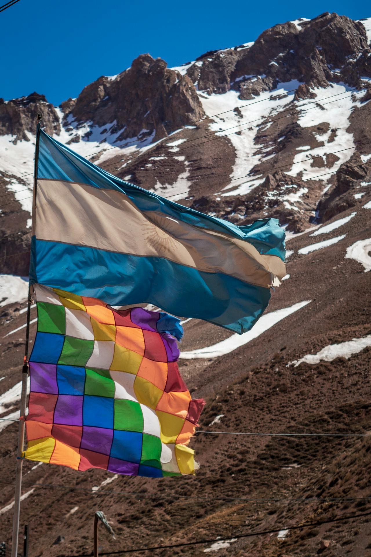 Bandera argentina y bandera mapuche