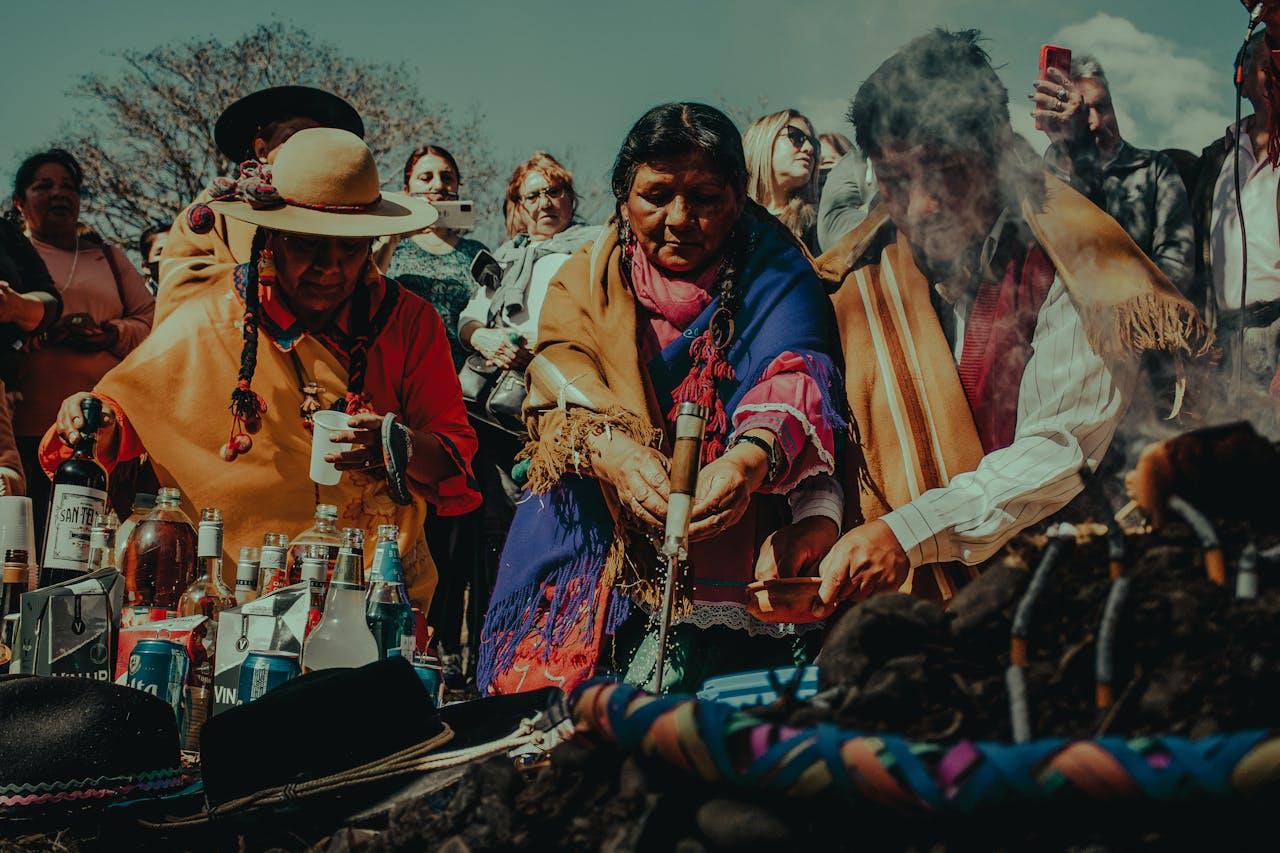 Personas de pueblos originarios reunidas