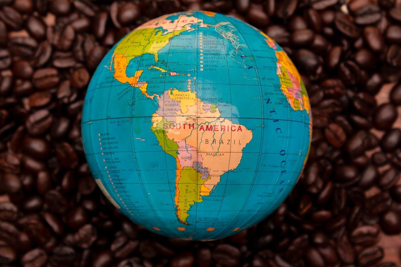 Mapa redondo sobre granos de café.