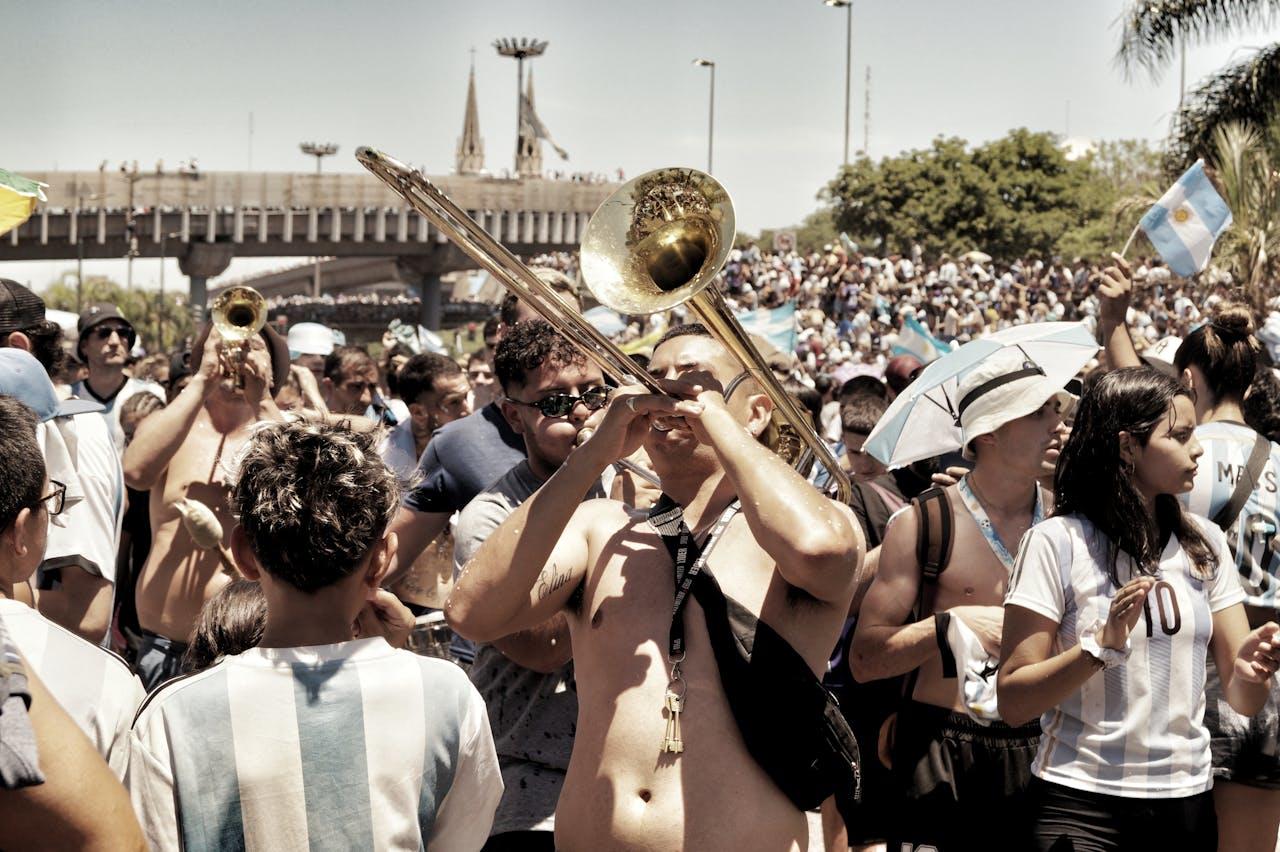 Muchas personas en la calle con trompeta.