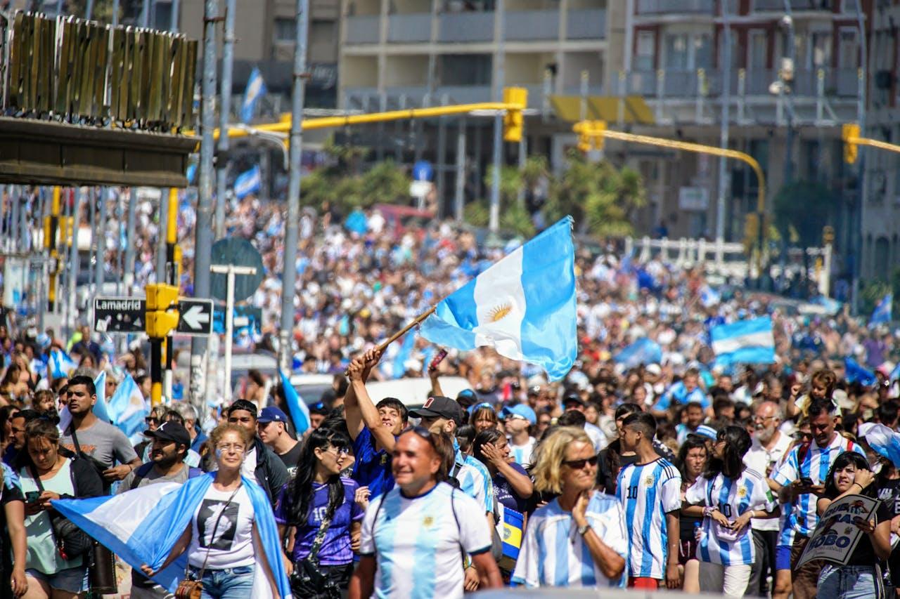 personas con banderas en la calle.