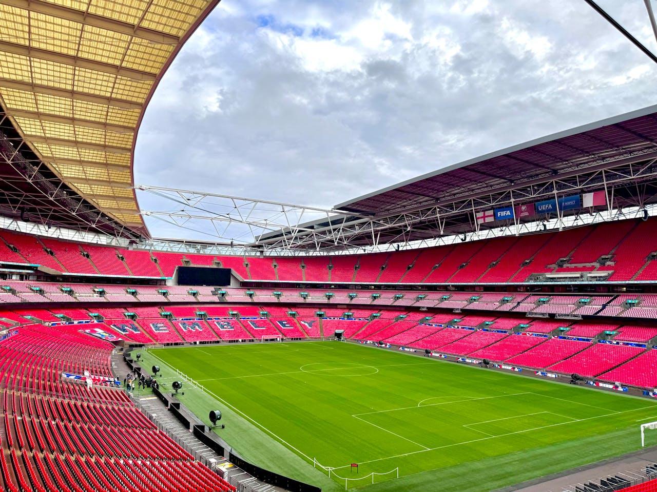 Estadio de fútbol con tribunas coloradas