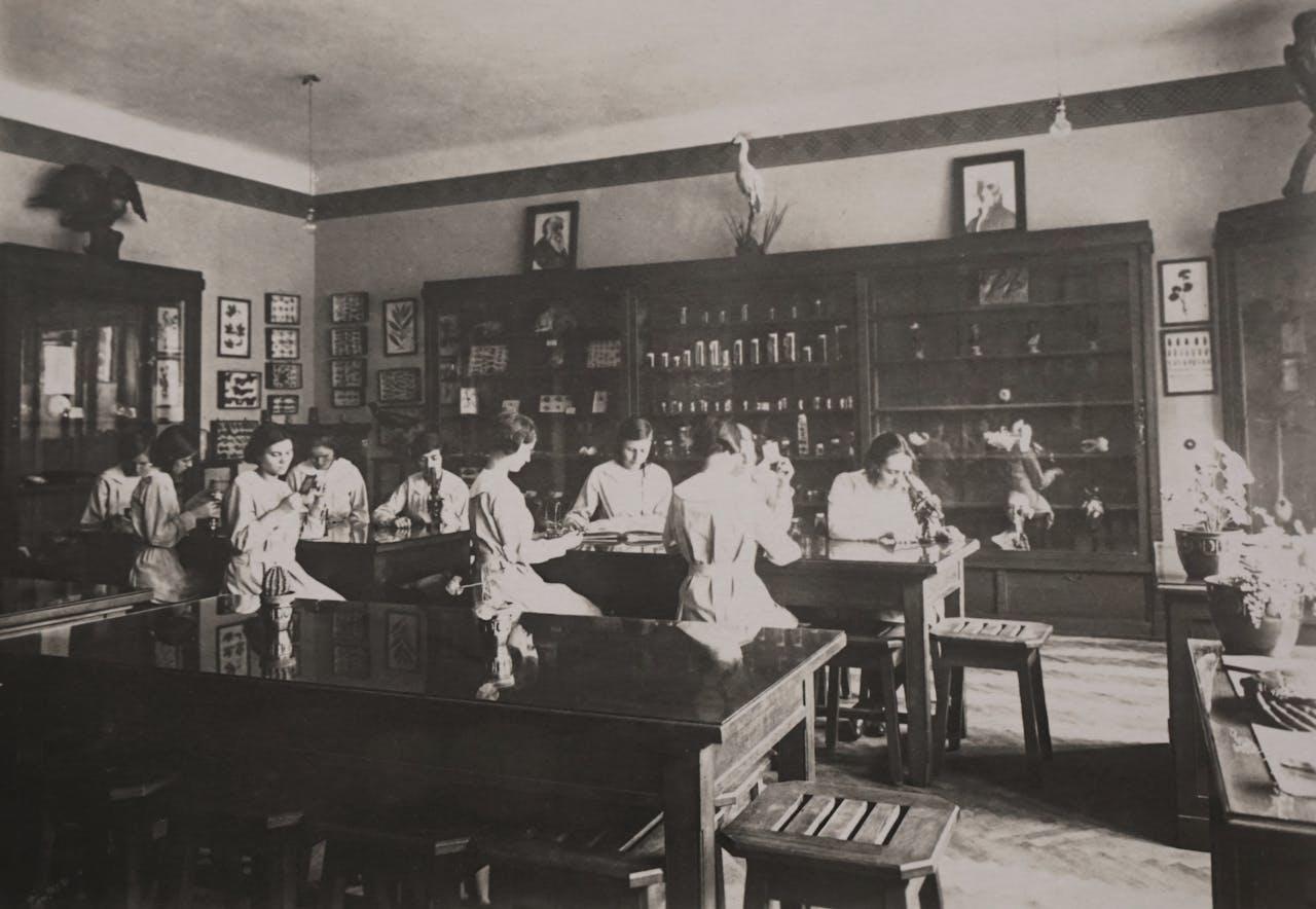 Foto blanco y negro de mujeres en la escuela.