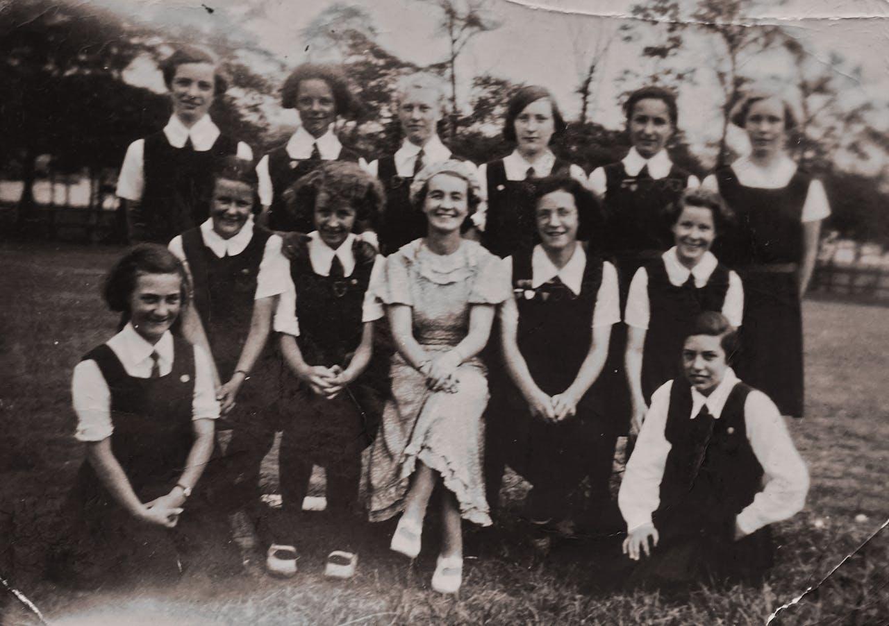 Foto antigua de mujeres en blanco y negro.