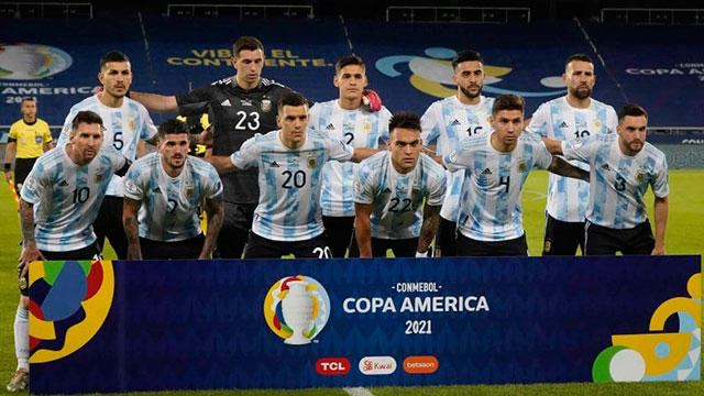 Equipo de fútbol con camiseta blanca y celeste.