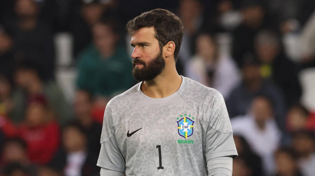 Hombre mirando a un costado con una remera gris.