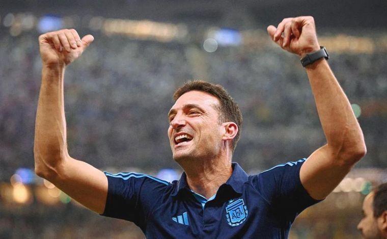 Hombre sonriente con remera azul levantando los brazos.